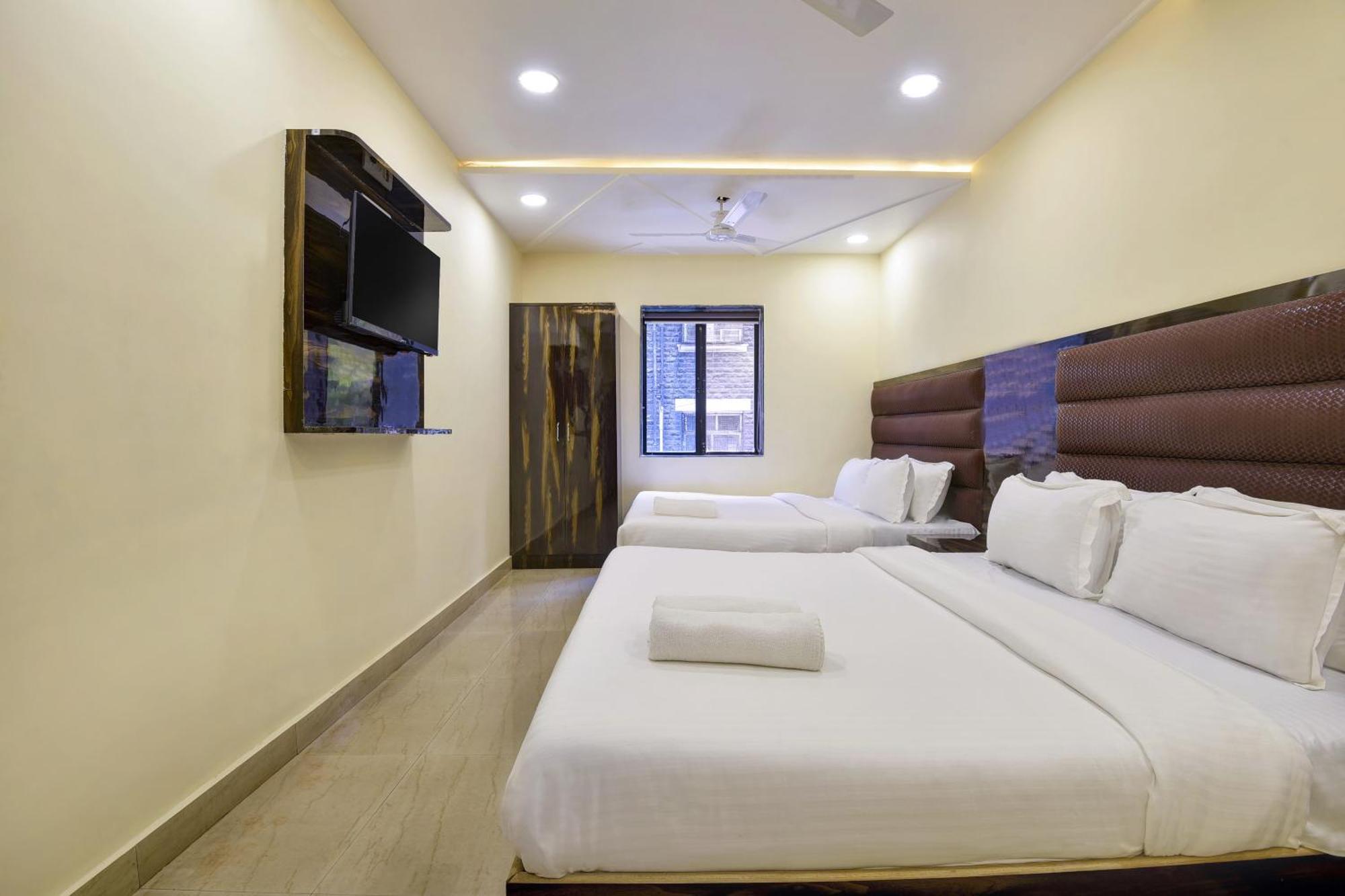 Hotel Deluxe Мумбаи Экстерьер фото